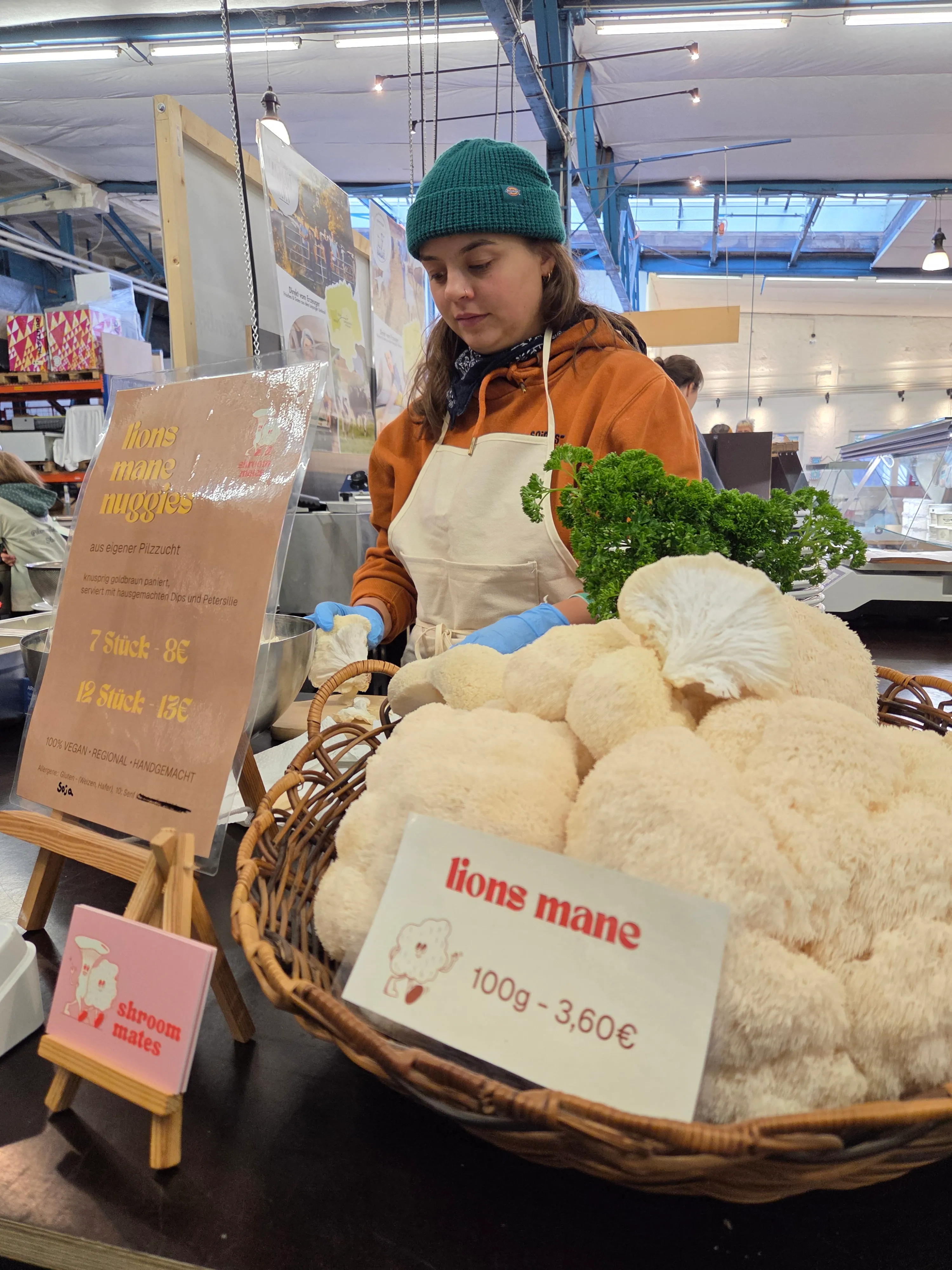 Marktstand mit einem Korb Lion's Mane