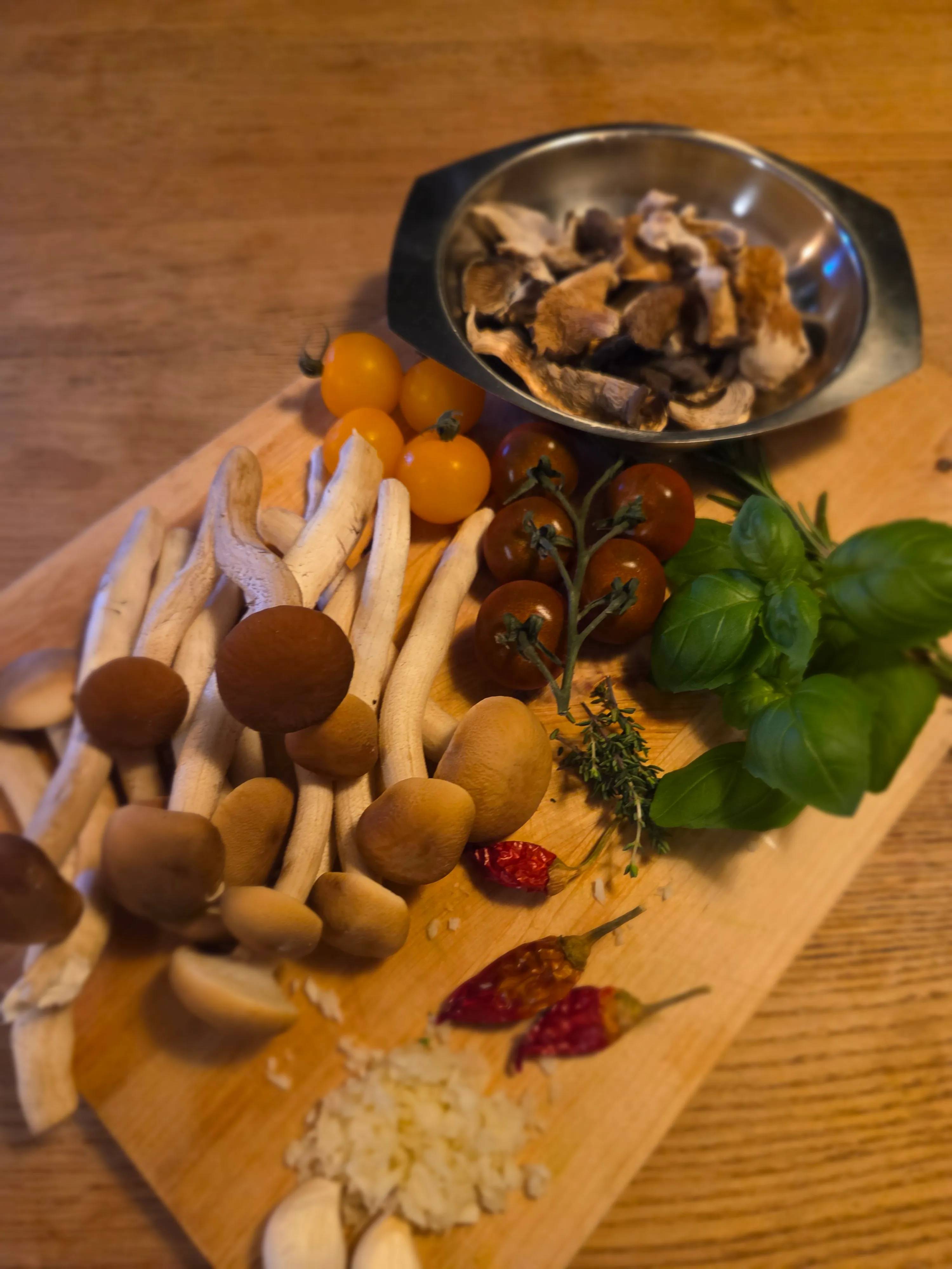 Pioppino und Seitlinge auf dem Schneidebrett